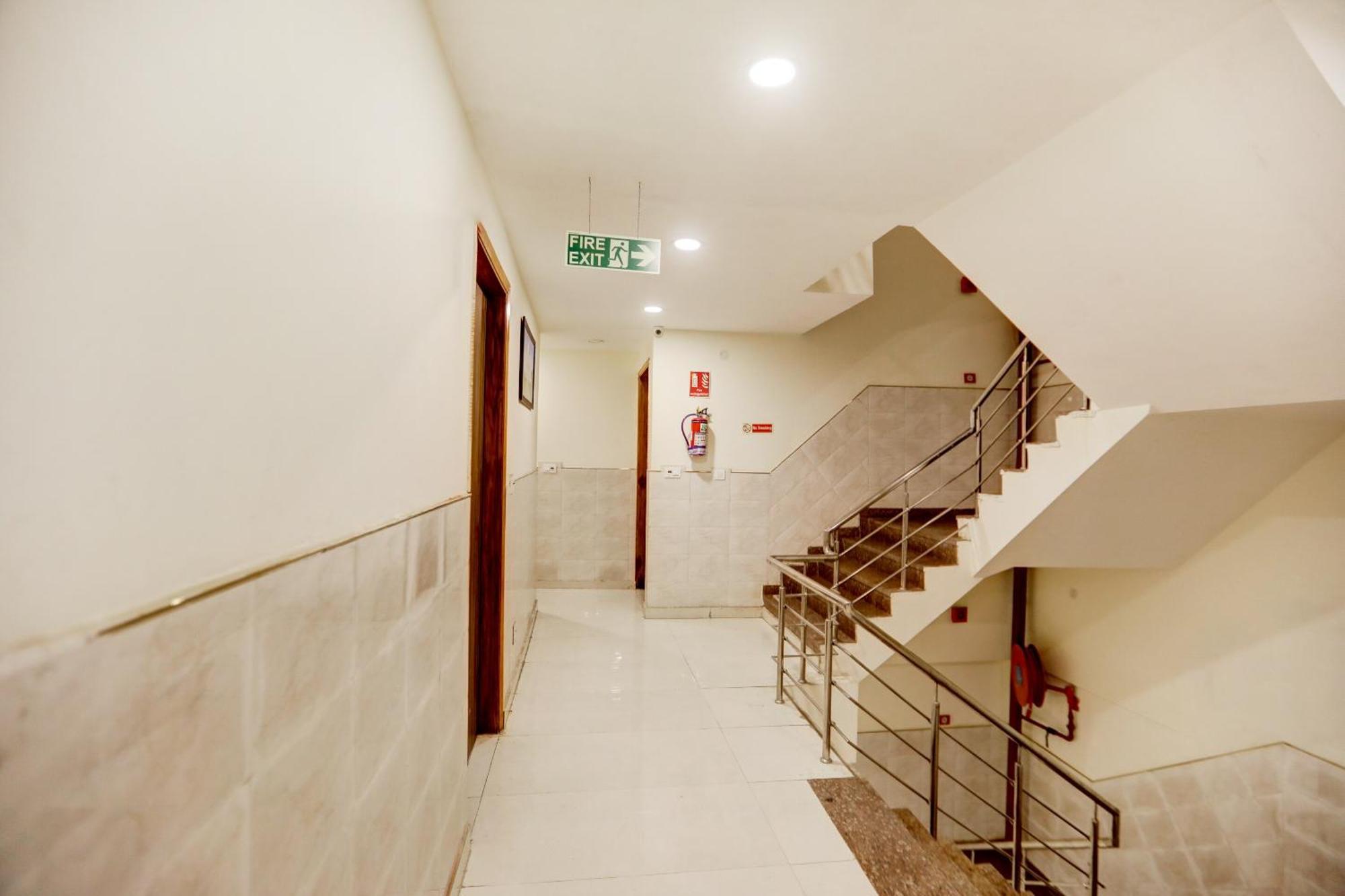 Hotel O Srv Palace New Delhi